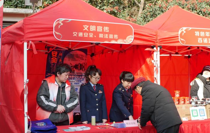 新春送福进市集 志愿服务暖民心——宝山区税务局“税小宝”志愿服务队参与“志愿同行 聚力迎新”春节文明公益市集活动