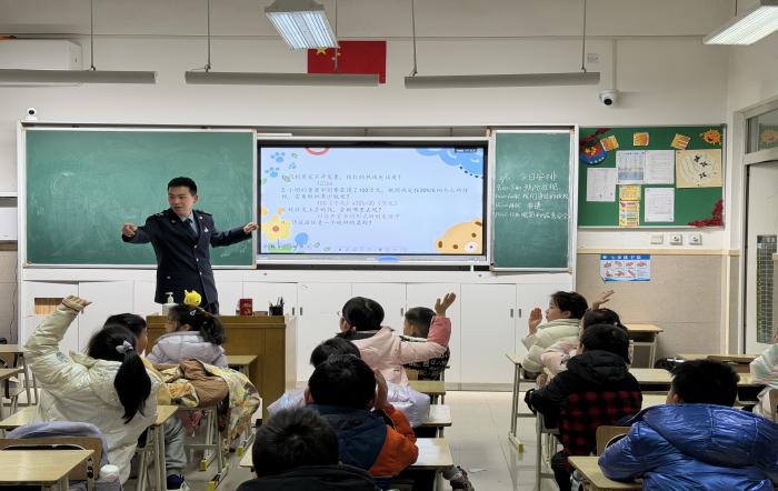 寒托班里“税”意浓 童心筑梦向蔚蓝——宝山区税务局税法宣传走进杨行中心校爱心寒托班