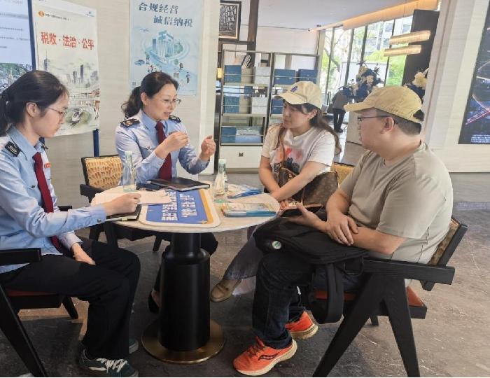 税惠进房企 服务暖民心——宝山区税务局开展税收宣传活动