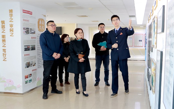 黄浦区人大常委会副主任、区总工会主席姚晓红一行赴黄浦区税务局开展工作调研