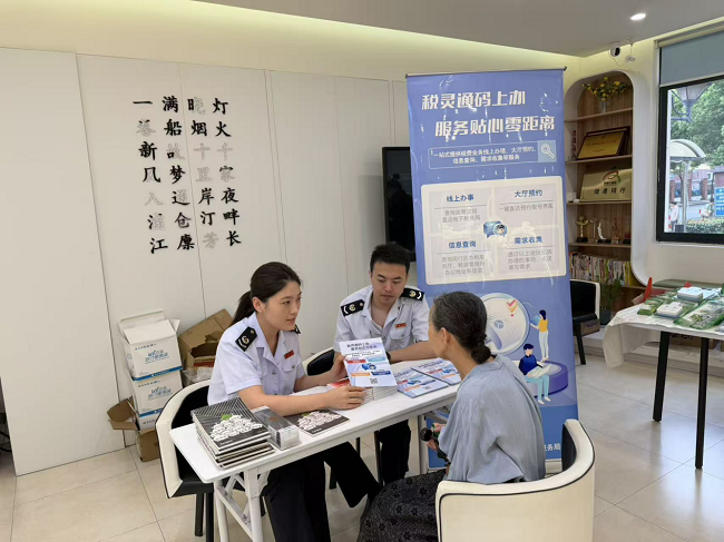 便民办税进社区 贴心服务“码上办”——闵行区税务局走进永康城社区开展“税灵通”推广活动