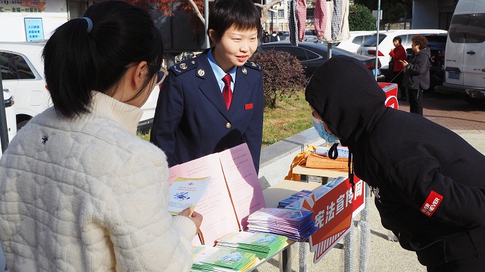 宪法宣传周进社区 税惠服务暖民心——静安区税务局走进幸福一村社区开展“税问税答”普法活动