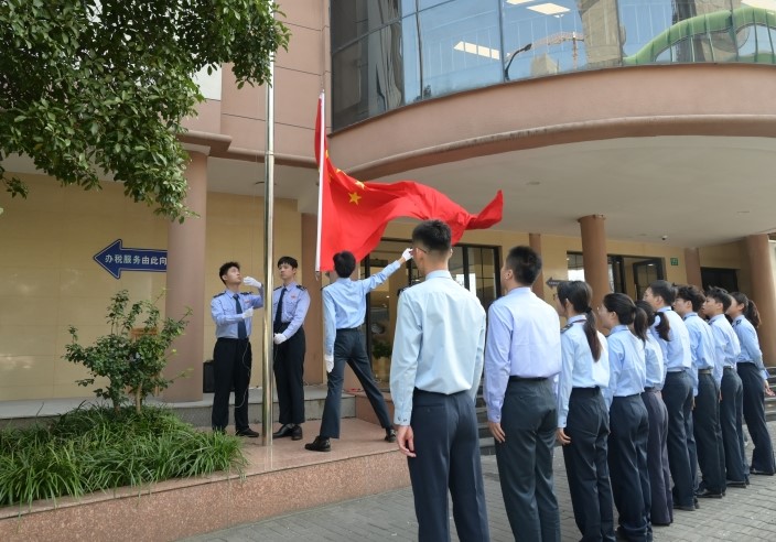 国旗高扬聚力量 砥砺奋进再出发——国庆后首日区局举行升旗仪式